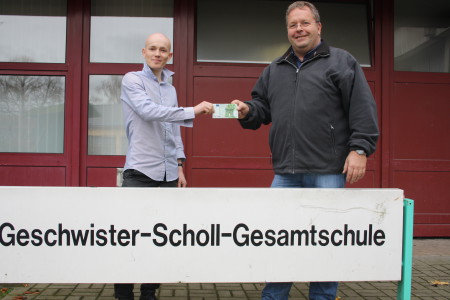 Christoph Oppermann übergibt 100€ an Frank Richardt (Foto: Mieglitz, GSG)